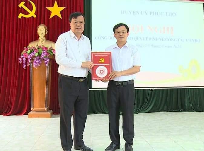 Huyện uỷ Phúc Thọ tổ chức Hội nghị Công bố và trao Quyết định về công tác cán bộ tại xã Sen Phương