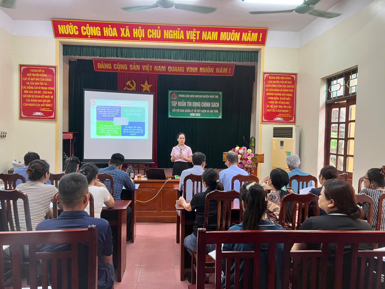 NGÂN HÀNG CHÍNH SÁCH XÃ HỘI HUYỆN PHÚC THỌ PHỐI HỢP TRIỂN KHAI TẬP HUẤN NGHIỆP VỤ CHO BAN QUẢN LÝ TỔ TIẾT KIỆM VÀ VAY VỐN TRÊN ĐỊA BÀN XÃ VÕNG XUYÊN